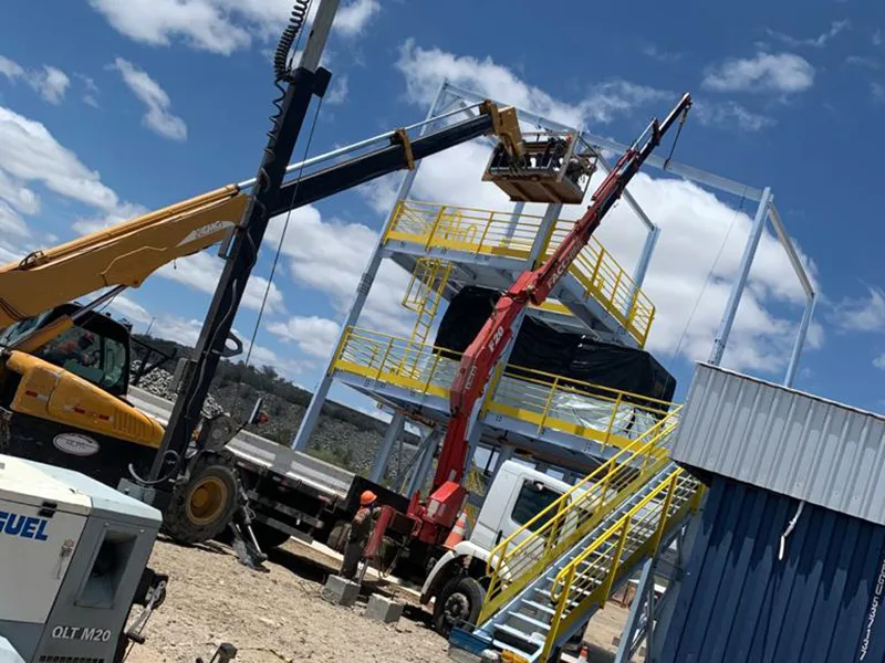 Içamento de carga com grua própria do Grupo Montcheco