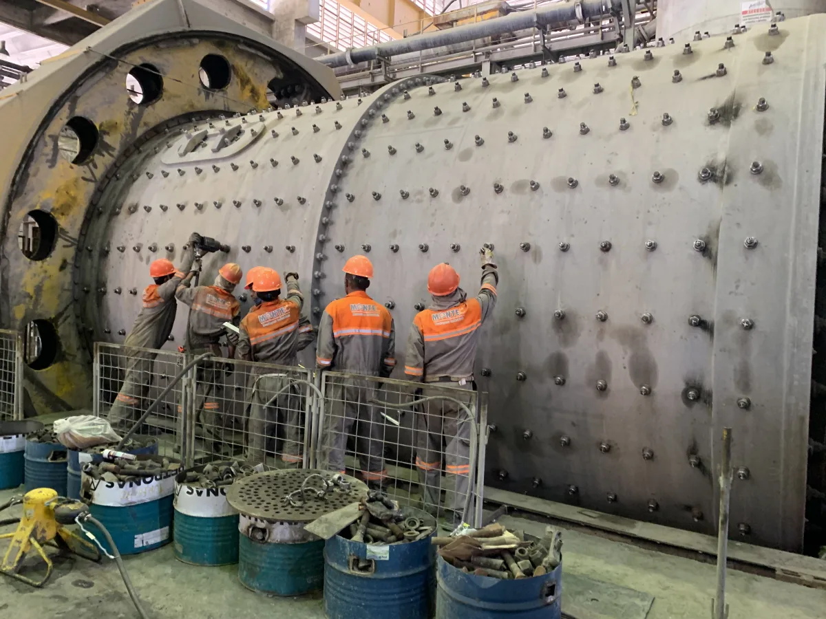 Equipe do Grupo Montcheco em serviço industrial